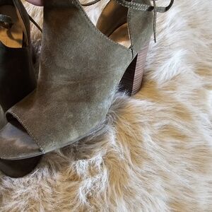 Elegant Olive Green Women's Peep-Toe Heels